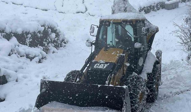 Kar nedeniyle kapanan yolda cenaze iş makinesi ile taşandı