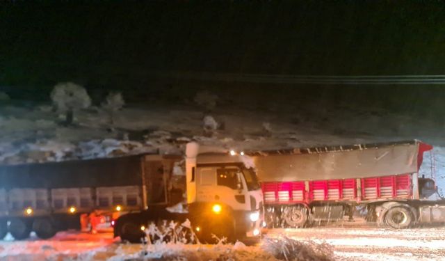 Kar yağışı nedeniyle Mazıdağı-Derik yolu ulaşıma kapandı