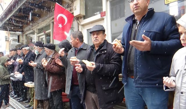 Kar yağışına rağmen esnaf geleneği bozmadı