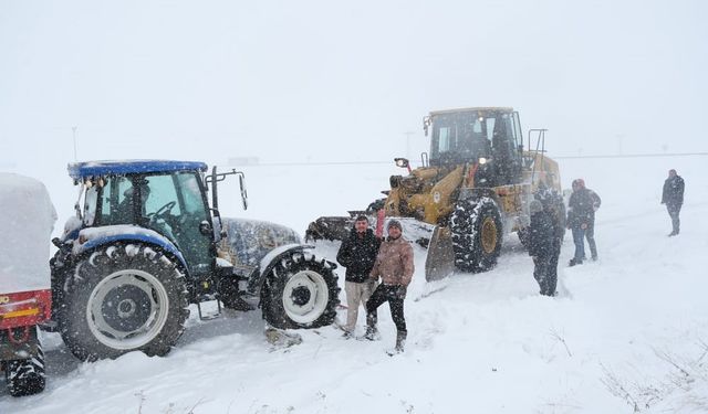 Kara saplanan traktör ve sürücüsü kurtarıldı