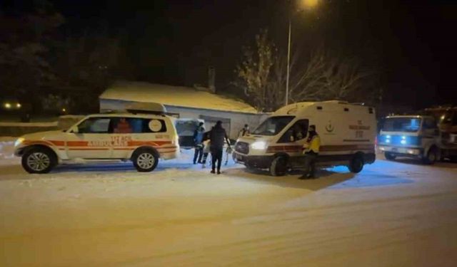 Karda mahsur kalan hastalara paletli ambulansla ulaştılar