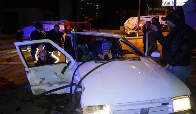 Kavşakta çarpışan 2 otomobil hurdaya döndü: 3 yaralı