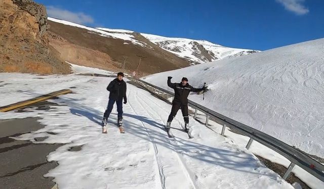 Kayak severler Eğribel’de buluştu; Eski yol kayak pisti oldu