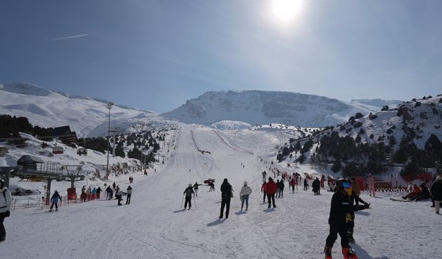 Kayakçılar pistte: Kadın milli paraşütçü Ergan semalarında süzüldü
