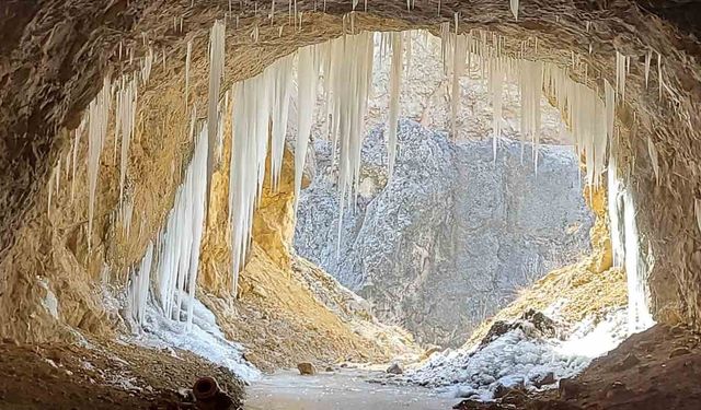 Kemaliye’de ’dünyanın en zorlu yolları’ arasında gösterilen "Taş Yolu" buz tuttu