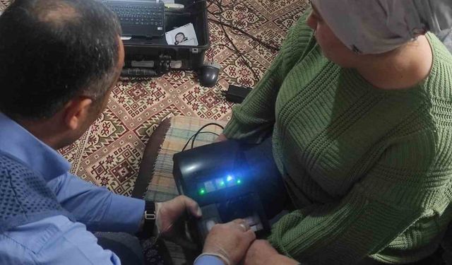 Kimlik yenileme işlemi için vatandaşın evine gittiler