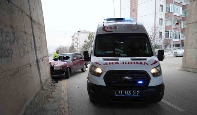 Kırıkkale’de otomobil beton duvara çarptı: 2 ağır yaralı