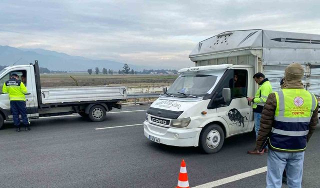 Kuşadası’nda canlı hayvan taşıyan araçlar denetlendi