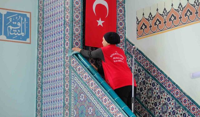 Kuyucak Belediyesi Ramazan öncesi camilerde temizlik çalışması yaptı