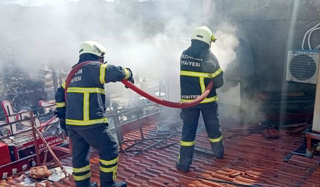 Lokantanın çatısında çıkan yangın söndürüldü