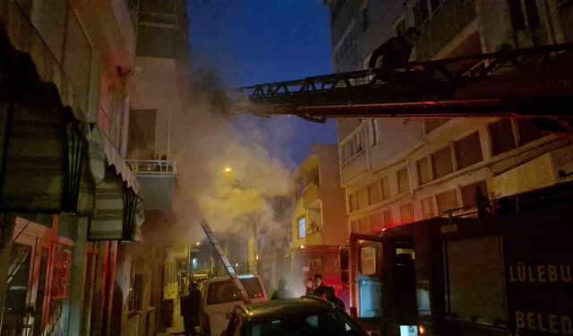 Lüleburgaz’da 3 katlı binada yangın