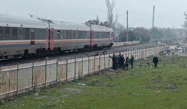 Manisa’da trenin çarptığı genç adam ağır yaralandı