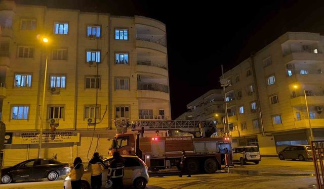 Mardin’de bir binanın çatısında çıkan yangın söndürüldü