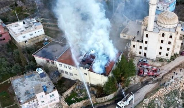 Mardin’de bir okulun çatısında çıkan yangın söndürüldü