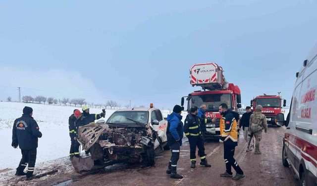 Mardin’de işçileri taşıyan minibüs ile pikap çarpıştı: 10 yaralı