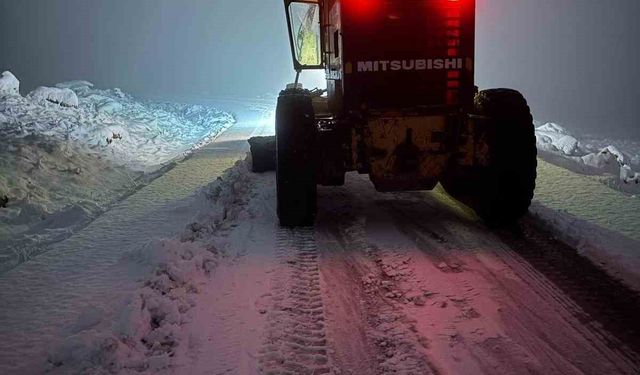 Mardin’de yollarda kar temizleme çalışmaları sürüyor