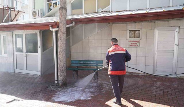 Meram Belediyesi’nden Ramazan öncesi cami bahçelerinde temizlik seferberliği