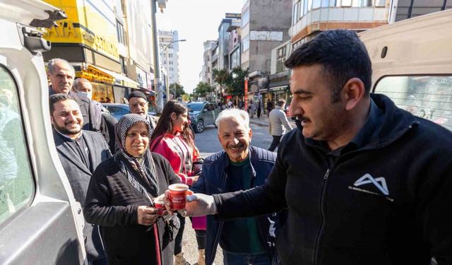 Mersin Büyükşehir Belediyesinden vatandaşlara ’kaynar’ ikramı