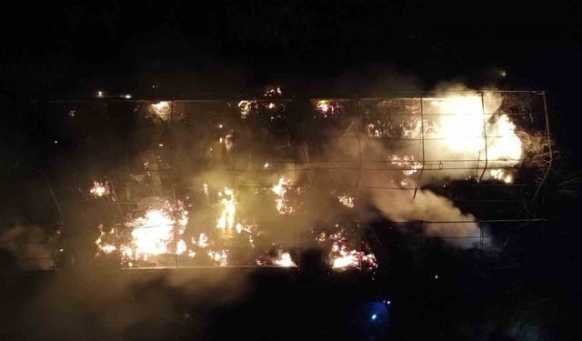 Mersin’de çiftlik yangını geceyi aydınlattı