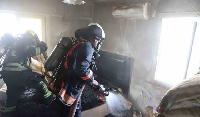 Mersin’de ev yangını itfaiyenin müdahalesiyle söndürüldü