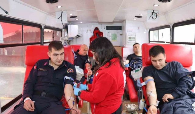 Mersin’de jandarmadan kan bağışına destek