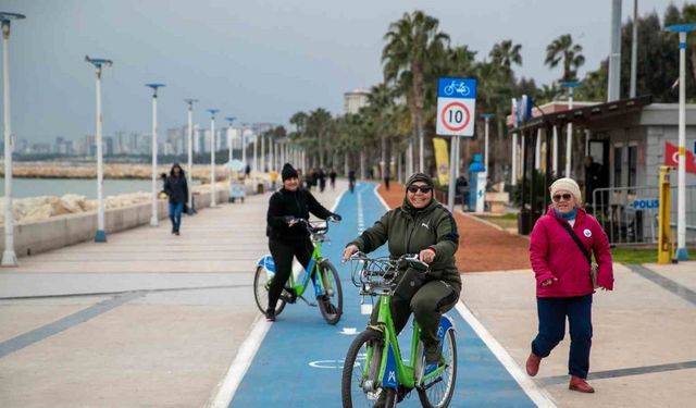 Mersin’de kadınlar bisiklet sürmeyi öğreniyor