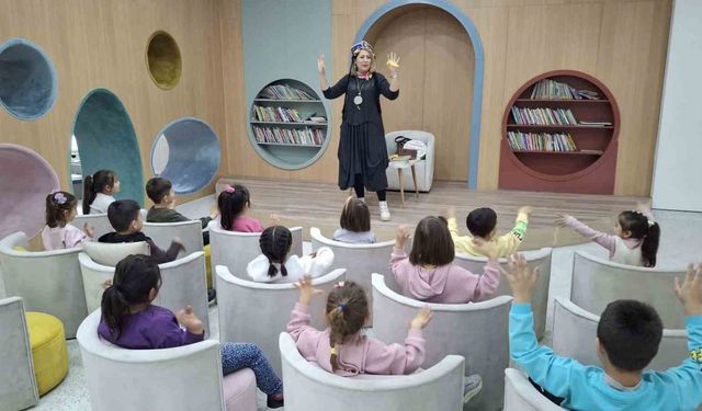 Minikler kütüphaneyi gezdi