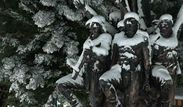 MSÜ sınavına girecek olan gençler kartopu oynayarak heyecanı unuttu