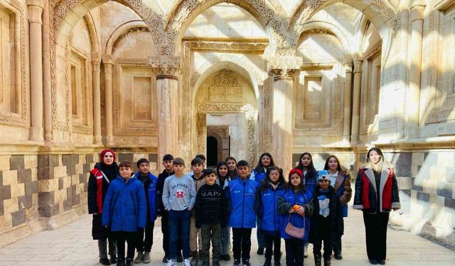 Öğrenciler İshak Paşa Sarayı’nı gezdi