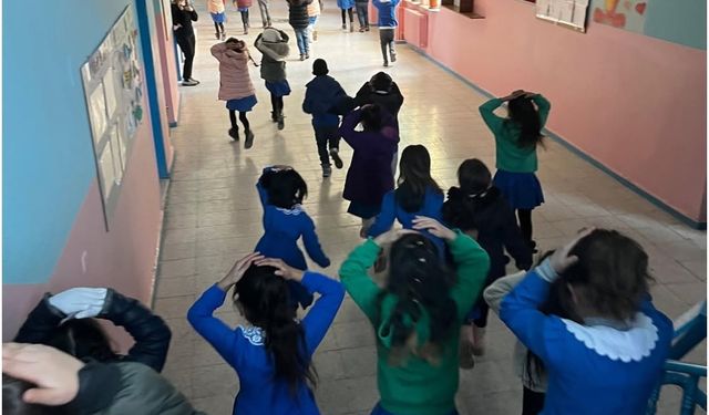 Öğrencilere deprem tatbikatı düzenlendi