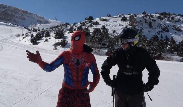 Örümcek Adam kostümüyle Ergan’da dikkat çekti