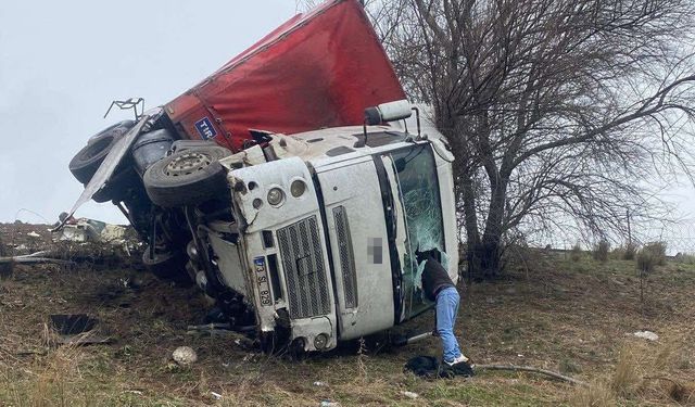 Osmaniye’de kamyon şarampole yuvarlandı, sürücü hafif yaralandı