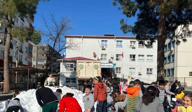Osmaniye’de öğrencilerin kar heyecanı