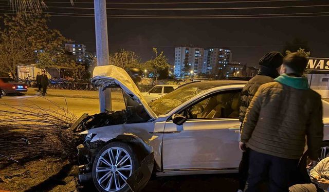 Osmaniye’de otomobil refüjdeki ağaca çarptı: 1 yaralı