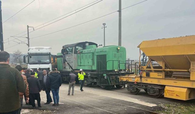 Osmaniye’de yük treniyle hafriyat kamyonu çarpıştı: 1 kişi yaralandı