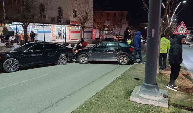 Otomobil, park halindeki otomobile çarptı: 1 yaralı