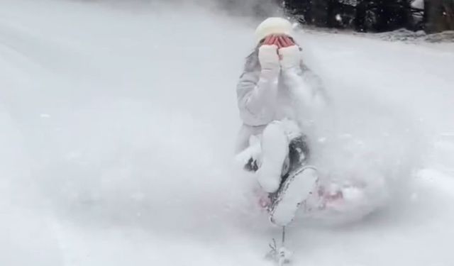 Otomobilin arkasına şambrel bağlayıp, eğlendiler