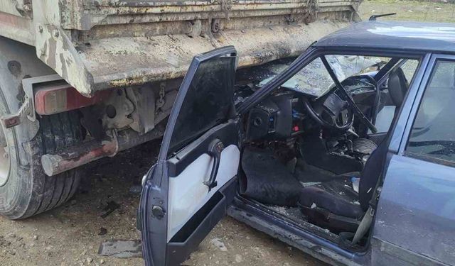 Otomobilin tıra çarptığı kazada bir kişi öldü