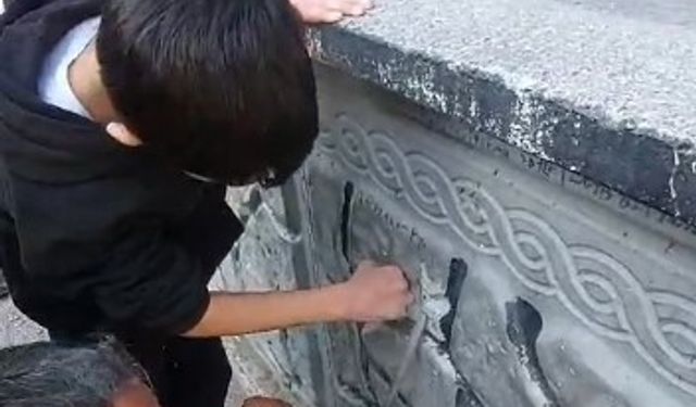 Oyun oynarken parmağını duvara sıkıştırdı