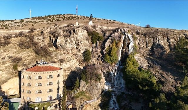 (ÖZEL) Buz sarkıtları arasından akan şelale görsel güzellik oluşturdu