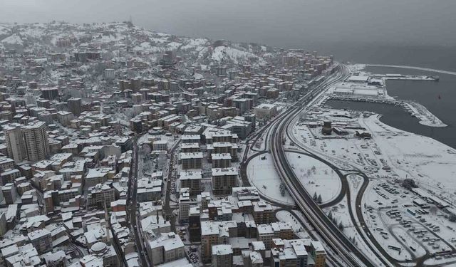 Rize’de şehir merkezi beyaza büründü