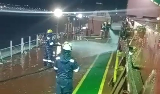 Sanko Limanı’nda Thor Manadic kuru yük gemisinde çıkan yangında büyük ölçüde kontrol altına alındı.