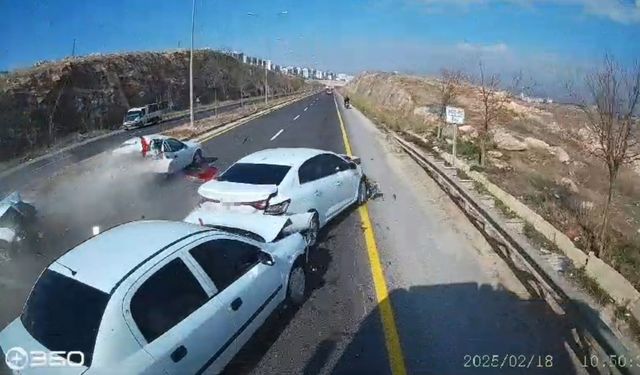 Şanlıurfa’da 6 kişinin yaralandığı zincirleme kaza araç kamerasına yansıdı