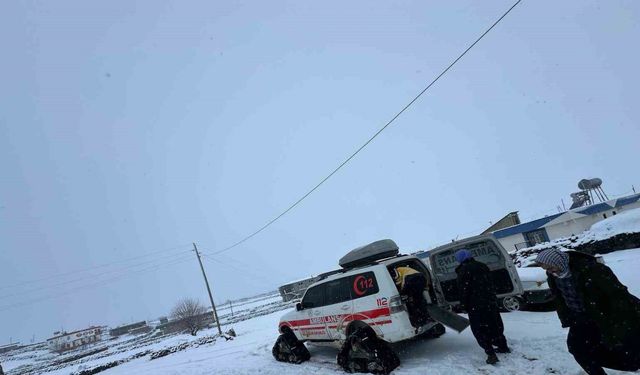 Şanlıurfa’da kardan yollar kapandı, hastalara paletli ambulans ile ulaşıldı