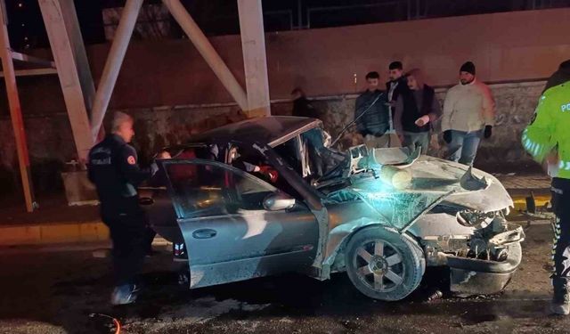Şanlıurfa’da üst geçidin ayağına çarpan otomobilin sürücüsü öldü