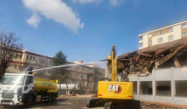 Siirt’te metruk binaların yıkımı devam ediyor