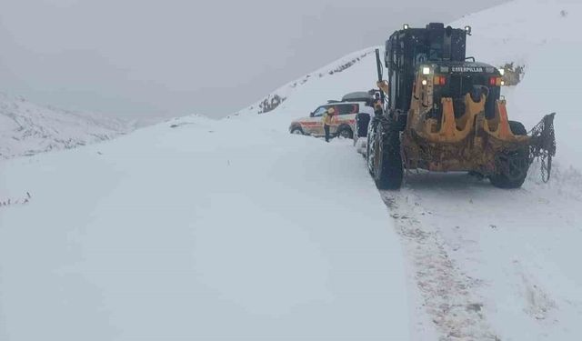 Siirt’te taşıdığı hasta ile yolda kalan ambulans kurtarıldı