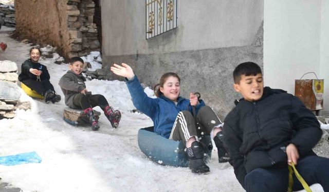 Şırnak’ta çocuklar ikiye böldükleri bidonlar ve kızaklarla kaymanın keyfini çıkardı