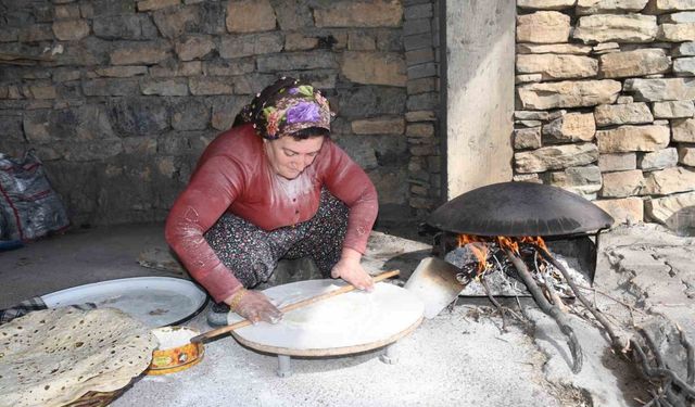 Şırnak’ta kadınlar hava durumuna göre ekmek pişiriyor