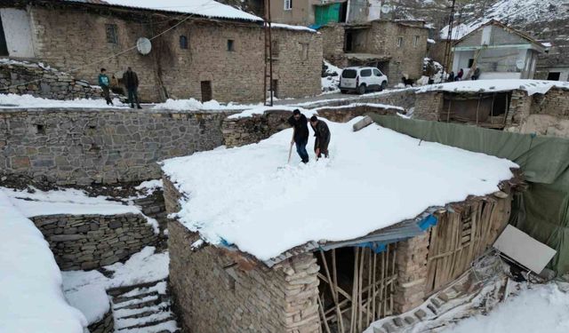 Şırnak’ta köylüler zamanlarını kerpiç evlerin damında biriken karı temizlemekle geçiriyor